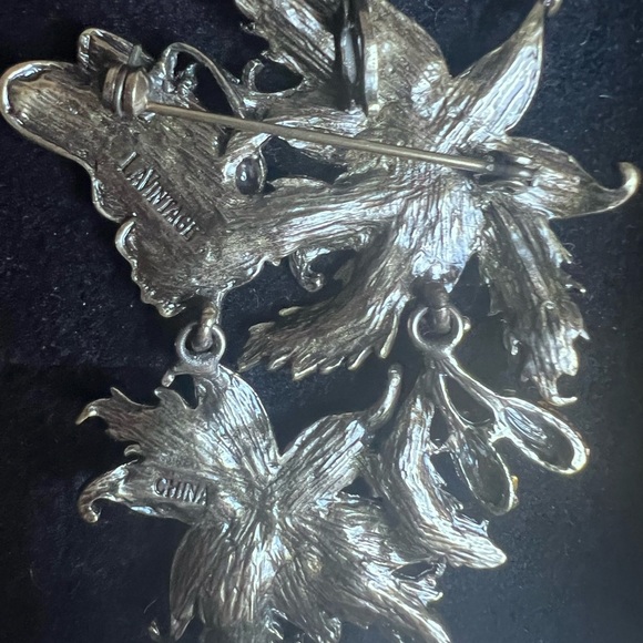 Kathy Levine La Vintage Floral and Butterfly Brooch - Picture 3 of 4